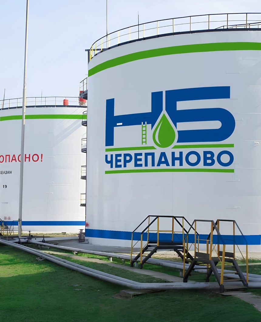 Резервуары нефтебазы с фирменной маркировкой